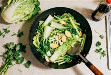 Chou chinois frais sauté au wok avec ail, gingembre et herbes aromatiques, accompagné de sauce soja
