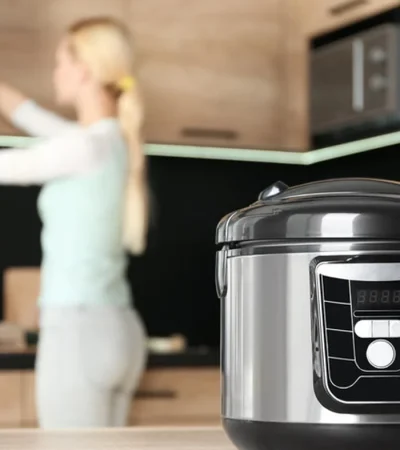 Multicuiseur dans une cuisine pour préparer des recettes du quotidien
