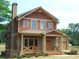 Maison extérieure avec façade bois et terrasse