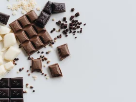 Tablettes et bouchées de chocolat noir