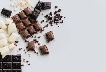 Tablettes et bouchées de chocolat noir