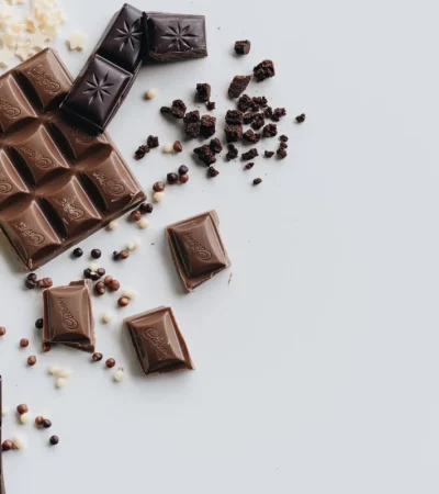 Tablettes et bouchées de chocolat noir