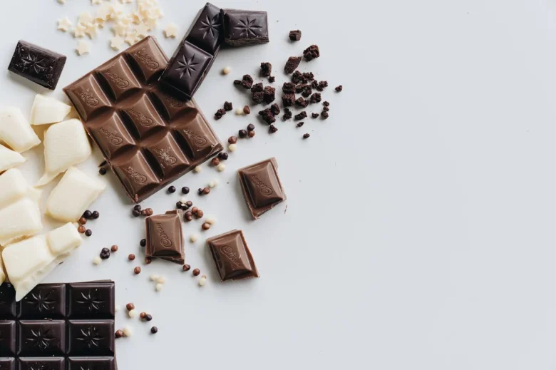 Tablettes et bouchées de chocolat noir